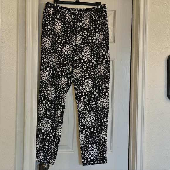 Michael Kors Wide Leg Black & White Floral Pants. Wore One Time. Size Medium - Picture 8 of 8